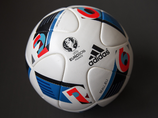 The improved ball control and stable flight characteristics of the Beau Jeu, but also its water resistance are all thanks to its outer shell. It consists of five layers based on Impranil® polyurethane raw materials from Covestro. -------------------------- Die verbesserte Ballkontrolle und die stabilen Flugeigenschaften, aber auch die hohe Wasserbeständigkeit des Beau Jeu sind vor allem seiner äußeren Hülle zu verdanken. Sie besteht aus fünf Schichten und basiert auf Impranil® Polyurethan-Rohstoffen von Covestro.